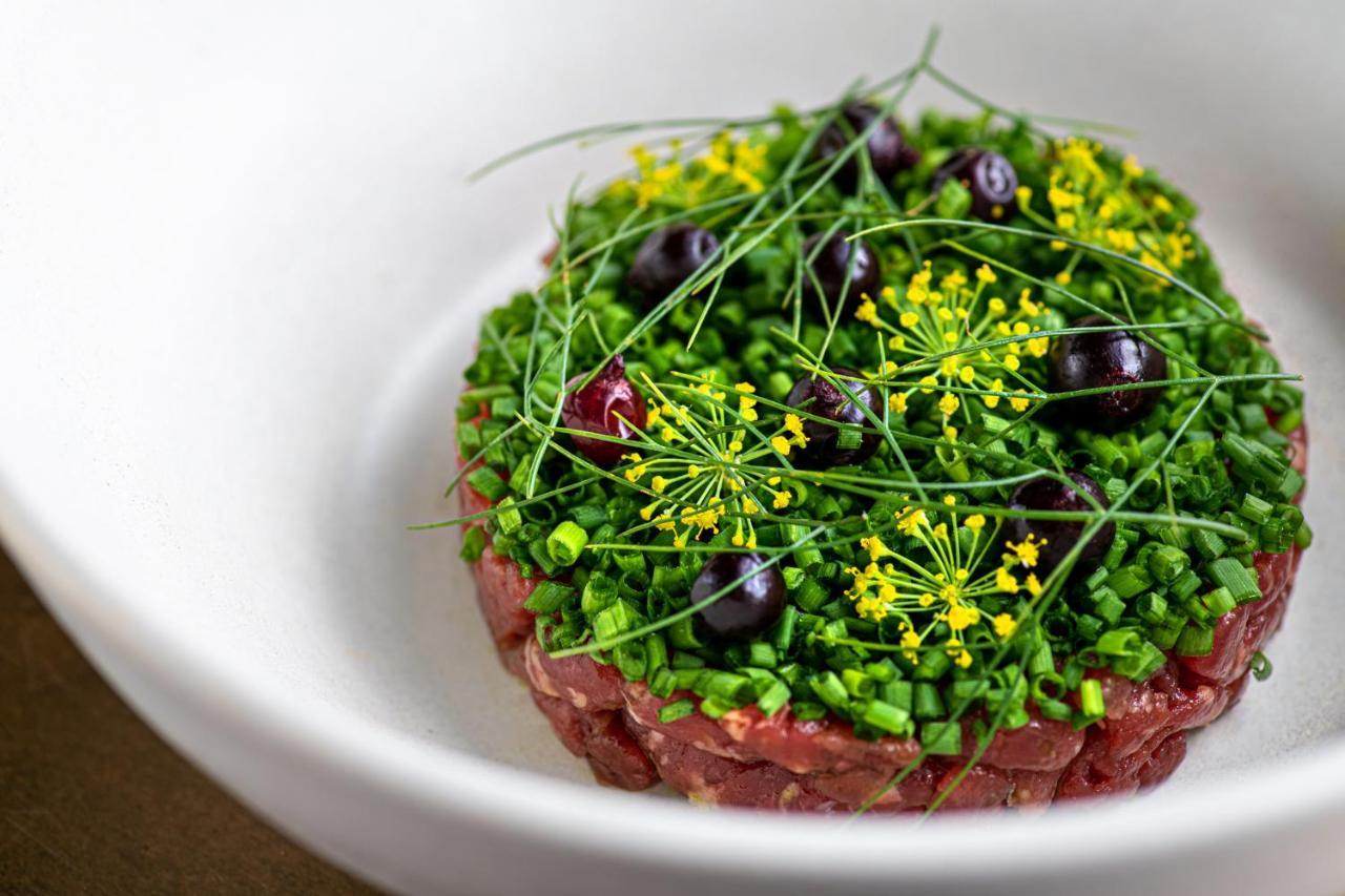 帕彩酒店 维尔纽斯 外观 照片 A dish of beef tartar