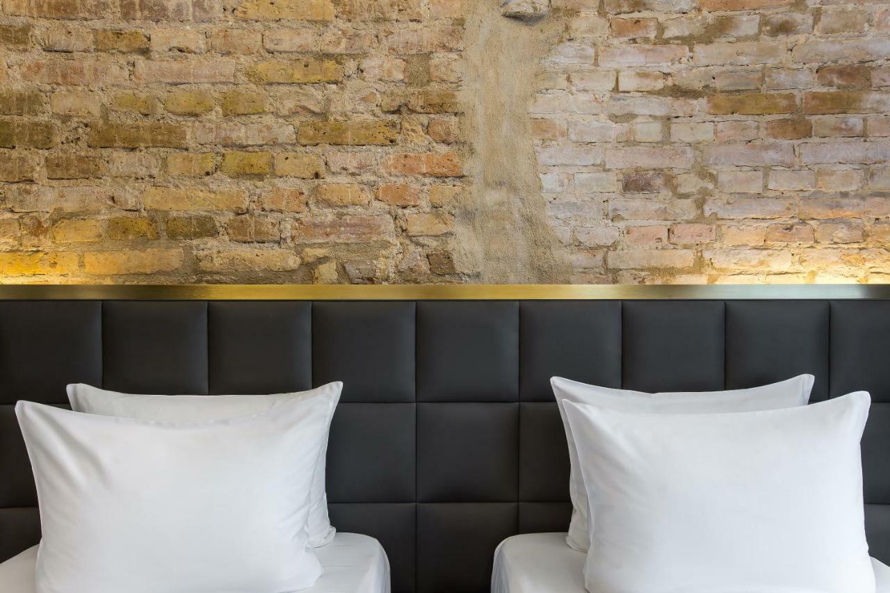 帕彩酒店 维尔纽斯 外观 照片 A bed with two pillows