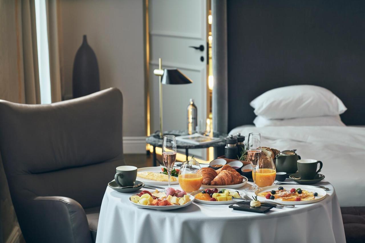 帕彩酒店 维尔纽斯 外观 照片 Breakfast in a hotel room